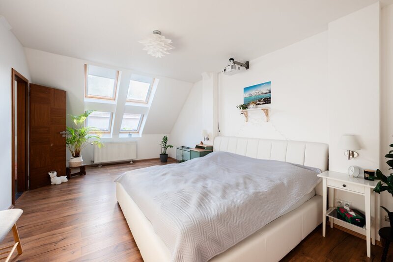 Prodej půdního bytu 3+1 s halou, terasou a sklepem