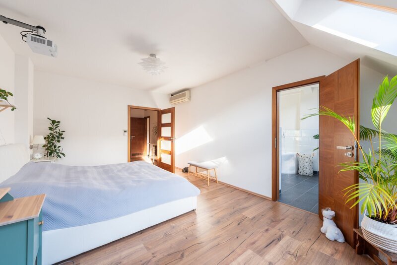 Prodej půdního bytu 3+1 s halou, terasou a sklepem