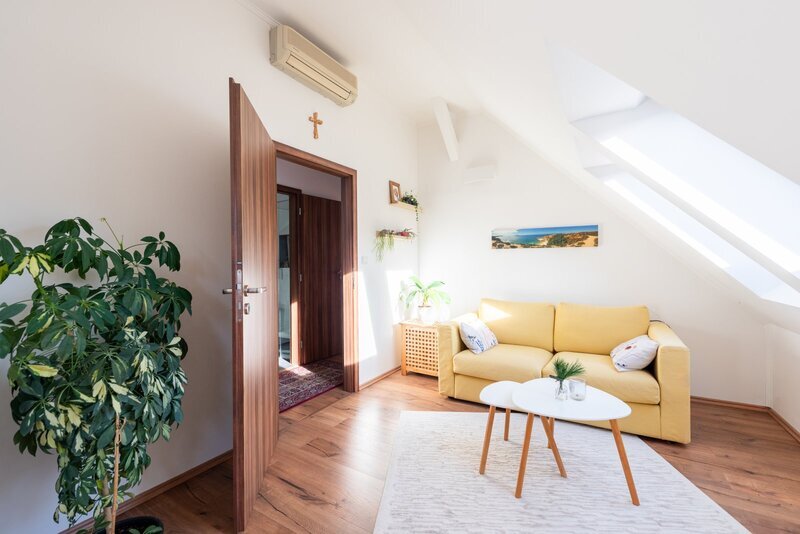 Prodej půdního bytu 3+1 s halou, terasou a sklepem