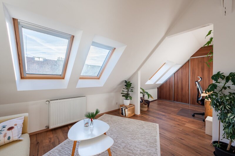 Prodej půdního bytu 3+1 s halou, terasou a sklepem