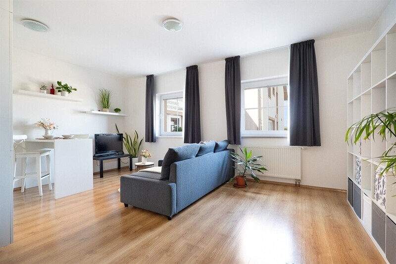 Prodej krásného a útulného bytu 1+kk kousek od Prahy, OV