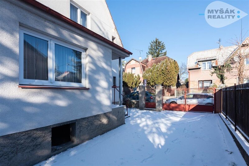 Pronájem domu 4+1 se zahradou, Praha  9 - Horní Počernice