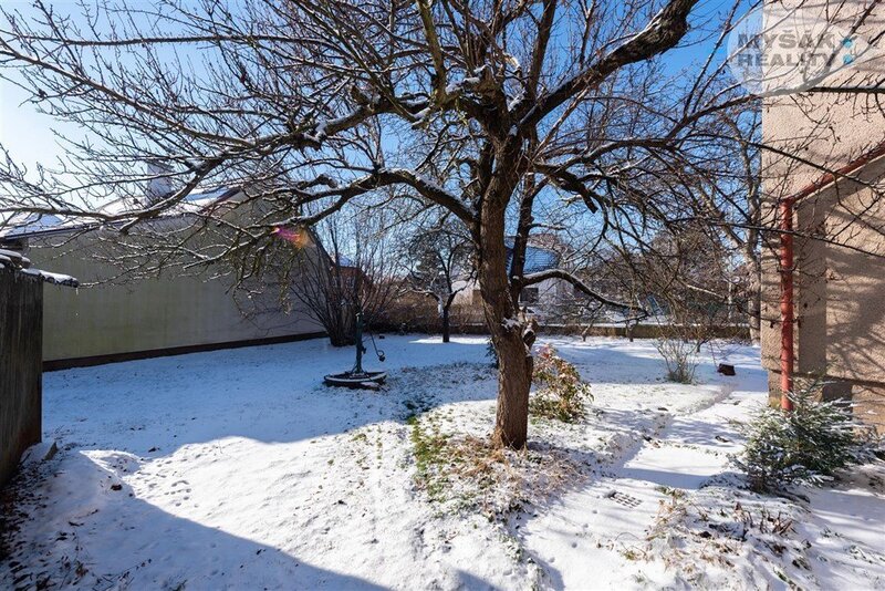 Pronájem domu 4+1 se zahradou, Praha  9 - Horní Počernice