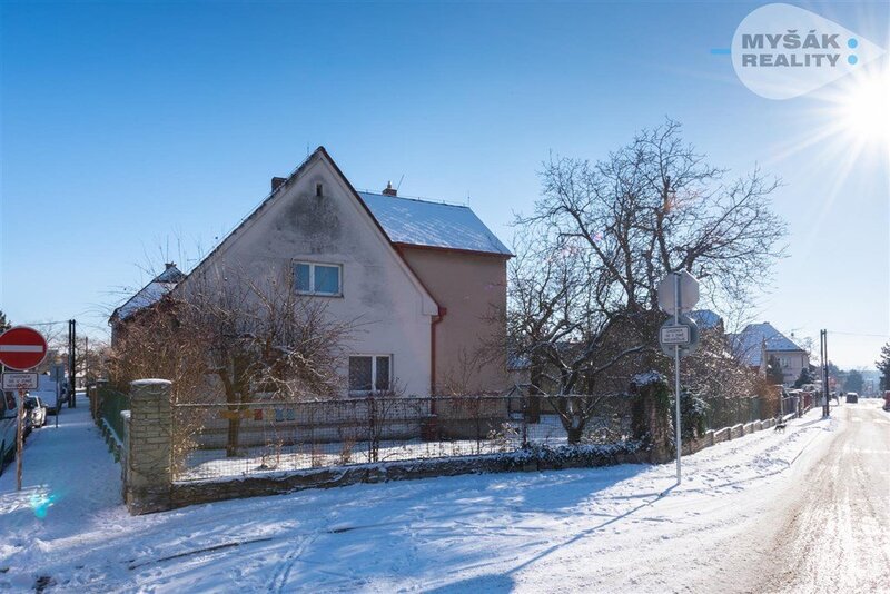 Pronájem domu 4+1 se zahradou, Praha  9 - Horní Počernice