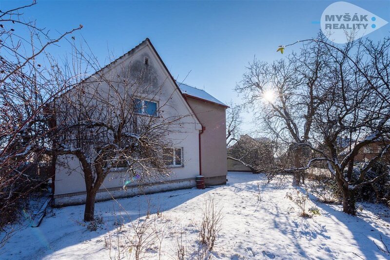 Pronájem domu 4+1 se zahradou, Praha  9 - Horní Počernice