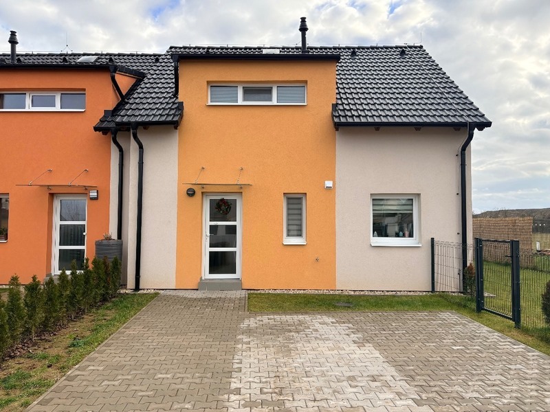 Prodej řadového rodinného domu na příjemném místě v Nehvizdech, Praha východ