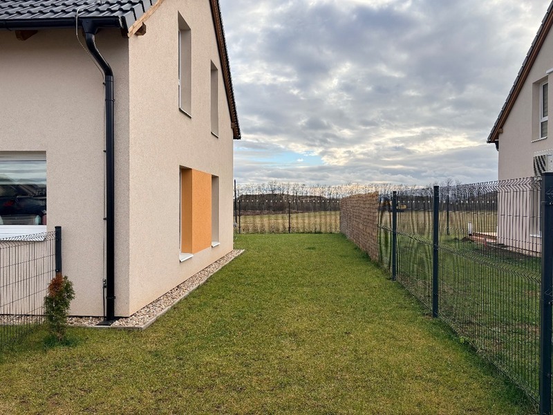 Prodej řadového rodinného domu na příjemném místě v Nehvizdech, Praha východ