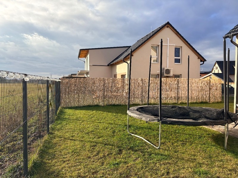 Prodej řadového rodinného domu na příjemném místě v Nehvizdech, Praha východ