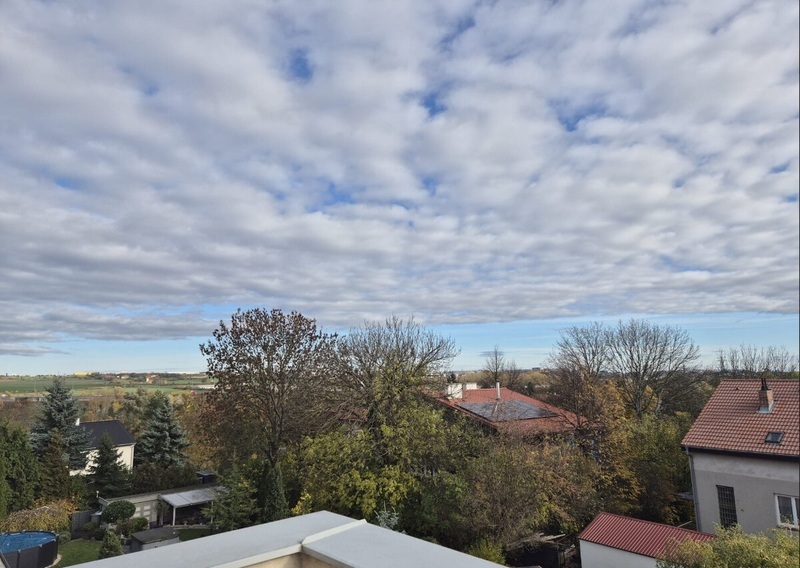 Prodej světlého bytu 1+kk s terasou a garážovým stáním ve Zbuzanech