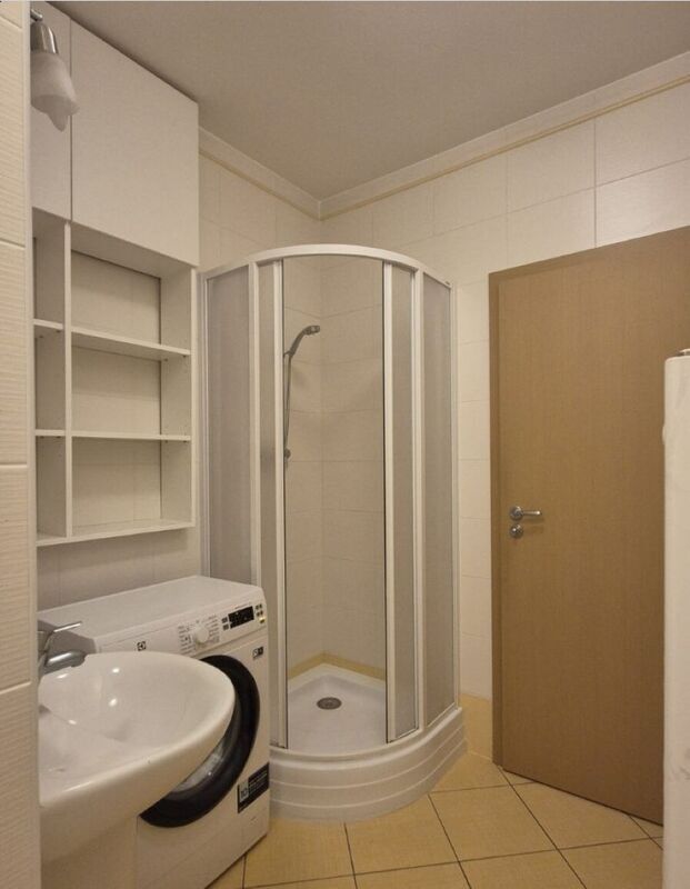 Prodej světlého bytu 1+kk s terasou a garážovým stáním ve Zbuzanech