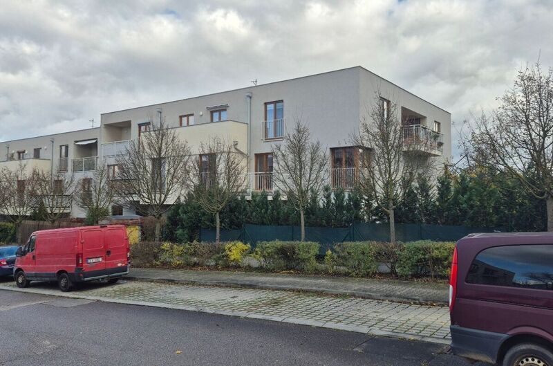 Prodej světlého bytu 1+kk s terasou a garážovým stáním ve Zbuzanech