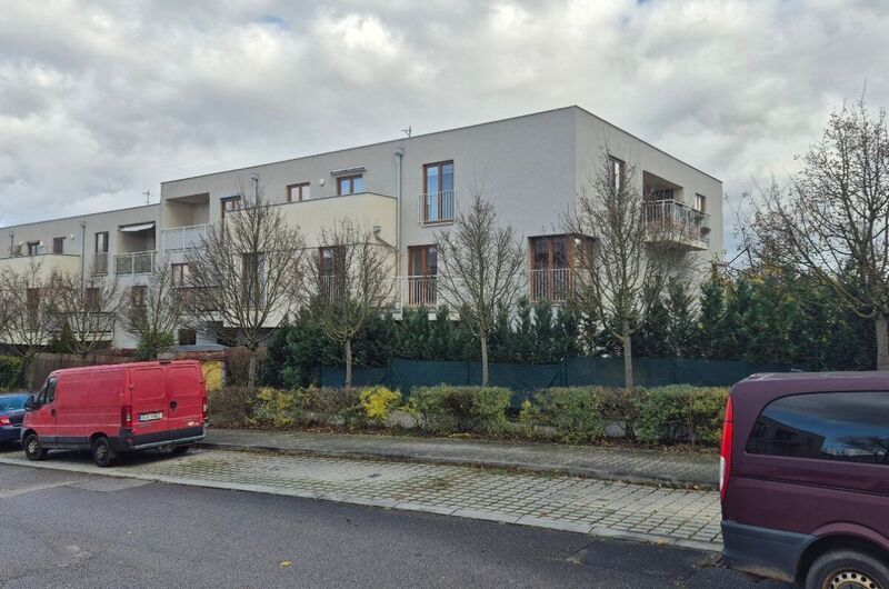 Prodej světlého bytu 1+kk s terasou a garážovým stáním ve Zbuzanech