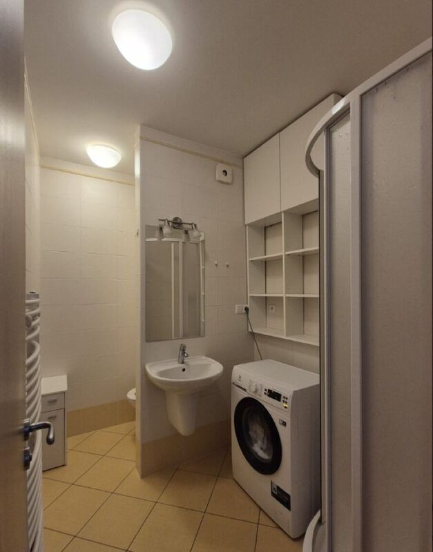 Prodej světlého bytu 1+kk s terasou a garážovým stáním ve Zbuzanech