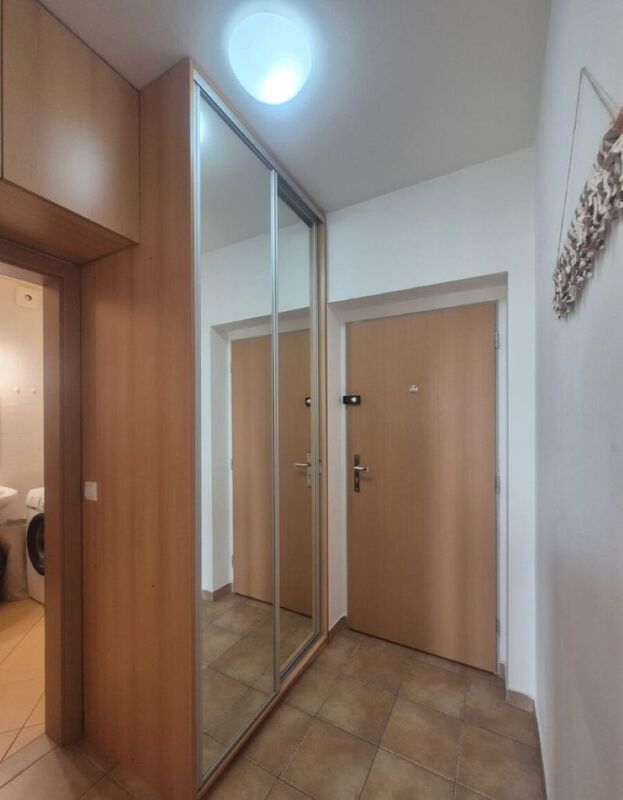 Prodej světlého bytu 1+kk s terasou a garážovým stáním ve Zbuzanech