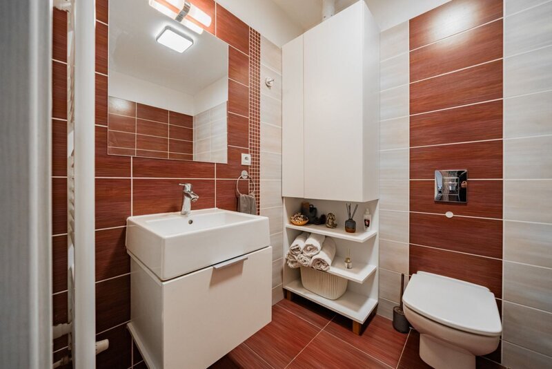 Domov s duší – mezonet 3+kk s krbem, podlahovým vytápěním, zahradou 156 m² a dvěma parkovacími stáními