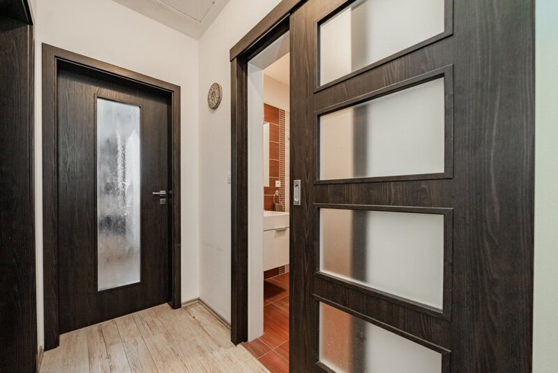Domov s duší – mezonet 3+kk s krbem, podlahovým vytápěním, zahradou 156 m² a dvěma parkovacími stáními