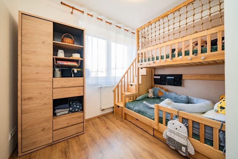 Domov s duší – mezonet 3+kk s krbem, podlahovým vytápěním, zahradou 156 m² a dvěma parkovacími stáními