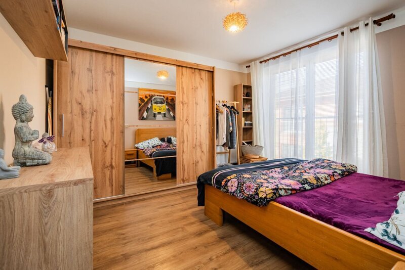 Domov s duší – mezonet 3+kk s krbem, podlahovým vytápěním, zahradou 156 m² a dvěma parkovacími stáními