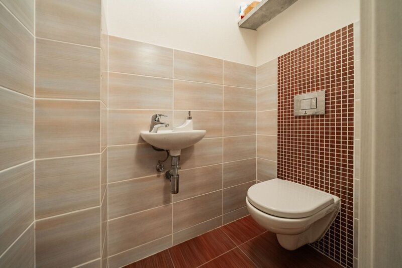 Domov s duší – mezonet 3+kk s krbem, podlahovým vytápěním, zahradou 156 m² a dvěma parkovacími stáními