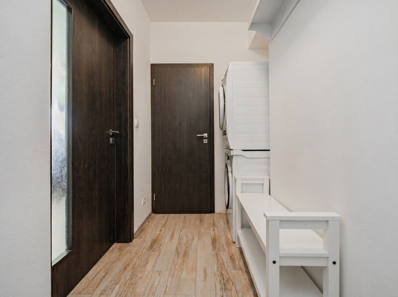 Domov s duší – mezonet 3+kk s krbem, podlahovým vytápěním, zahradou 156 m² a dvěma parkovacími stáními