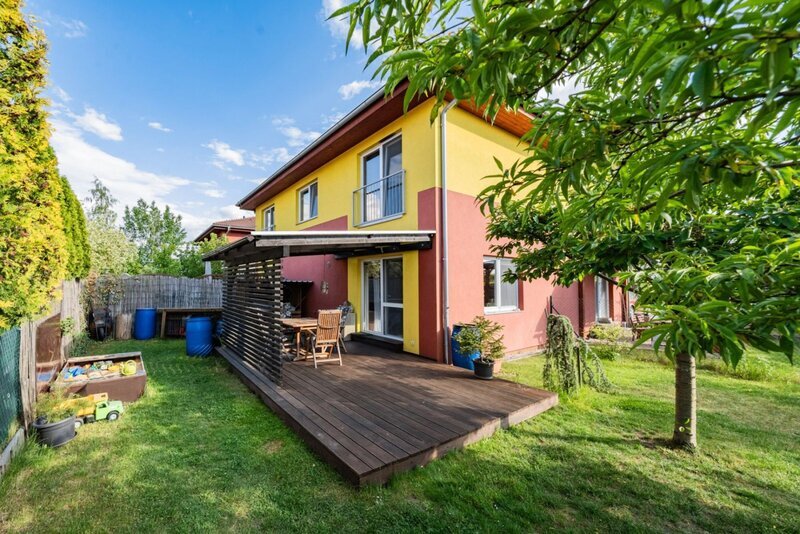 Domov s duší – mezonet 3+kk s krbem, podlahovým vytápěním, zahradou 156 m² a dvěma parkovacími stáními