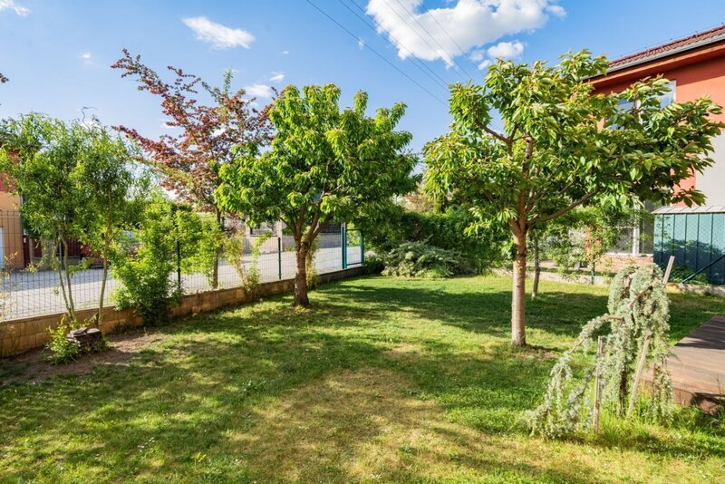 Domov s duší – mezonet 3+kk s krbem, podlahovým vytápěním, zahradou 156 m² a dvěma parkovacími stáními