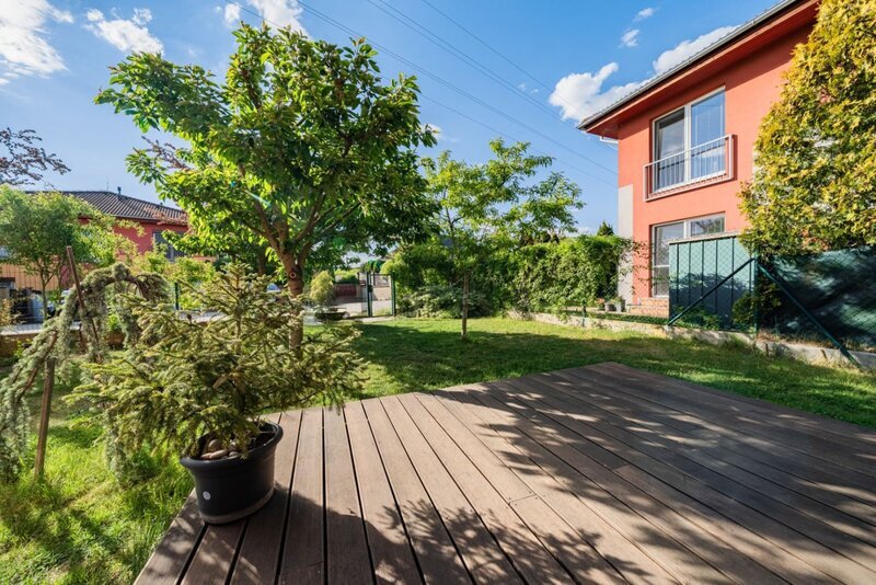 Domov s duší – mezonet 3+kk s krbem, podlahovým vytápěním, zahradou 156 m² a dvěma parkovacími stáními