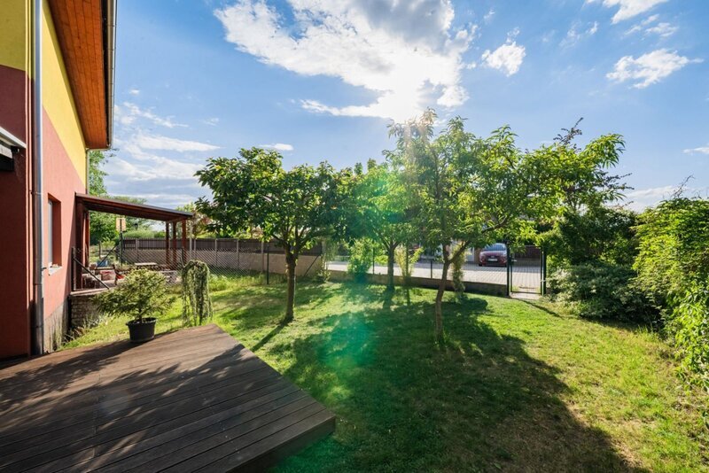Domov s duší – mezonet 3+kk s krbem, podlahovým vytápěním, zahradou 156 m² a dvěma parkovacími stáními