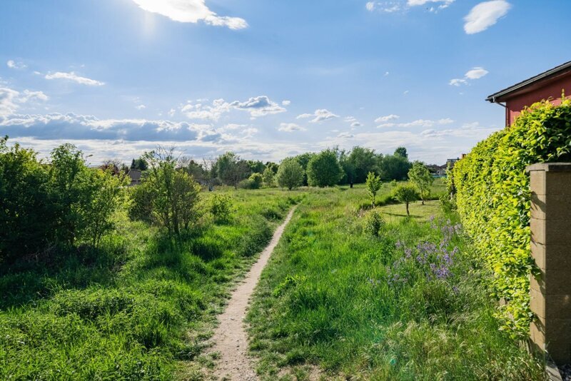 Domov s duší – mezonet 3+kk s krbem, podlahovým vytápěním, zahradou 156 m² a dvěma parkovacími stáními