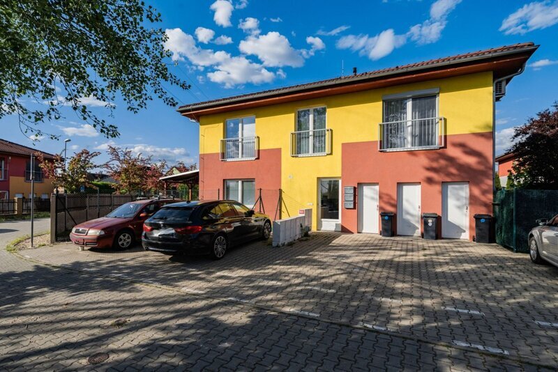 Domov s duší – mezonet 3+kk s krbem, podlahovým vytápěním, zahradou 156 m² a dvěma parkovacími stáními