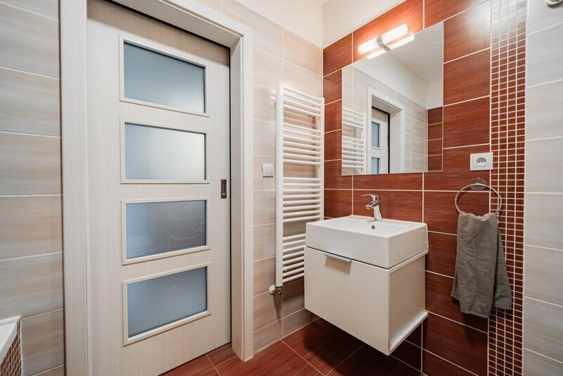 Domov s duší – mezonet 3+kk s krbem, podlahovým vytápěním, zahradou 156 m² a dvěma parkovacími stáními