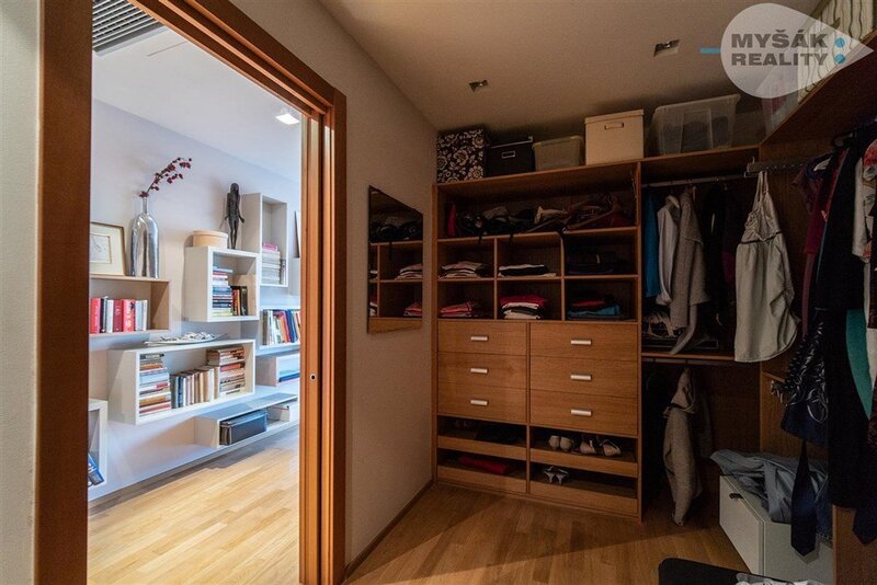 Prodej bytu v OV, 4+kk s terasou a dvěma garážemi, Na okraji 381/41, Praha 6 - Veleslavín