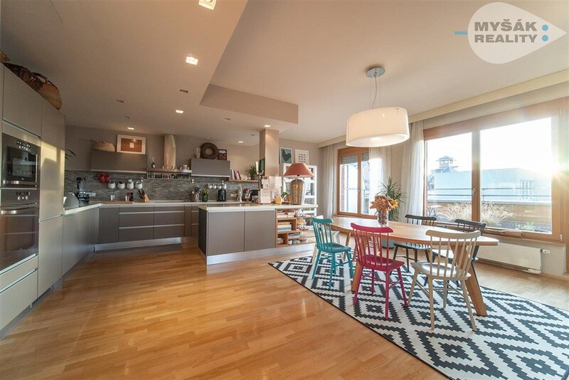 Prodej bytu v OV, 4+kk s terasou a dvěma garážemi, Na okraji 381/41, Praha 6 - Veleslavín