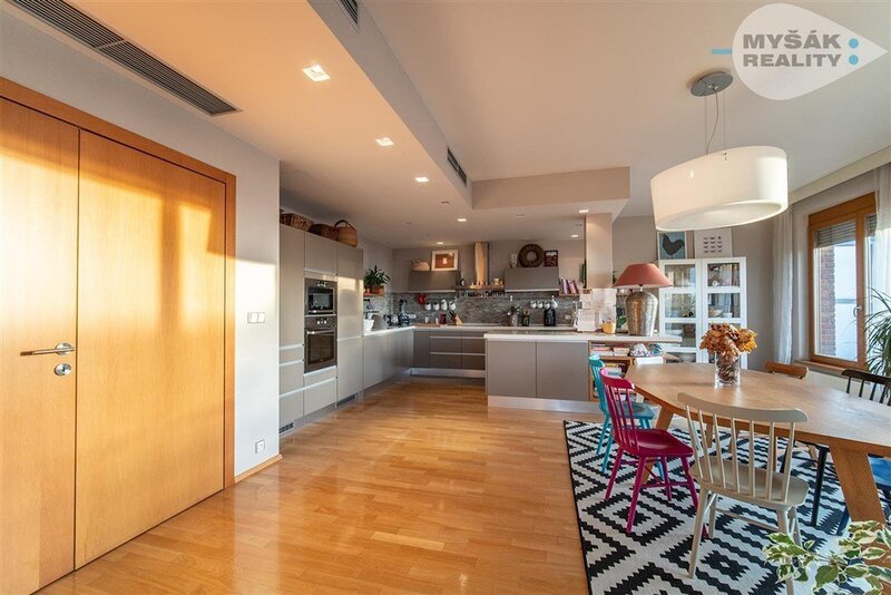 Prodej bytu v OV, 4+kk s terasou a dvěma garážemi, Na okraji 381/41, Praha 6 - Veleslavín