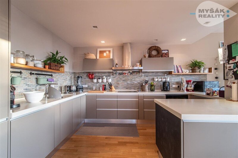 Prodej bytu v OV, 4+kk s terasou a dvěma garážemi, Na okraji 381/41, Praha 6 - Veleslavín