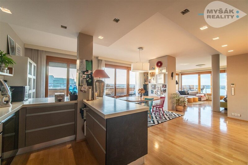 Prodej bytu v OV, 4+kk s terasou a dvěma garážemi, Na okraji 381/41, Praha 6 - Veleslavín