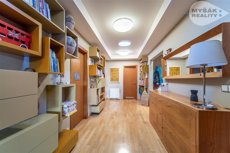 Prodej bytu v OV, 4+kk s terasou a dvěma garážemi, Na okraji 381/41, Praha 6 - Veleslavín