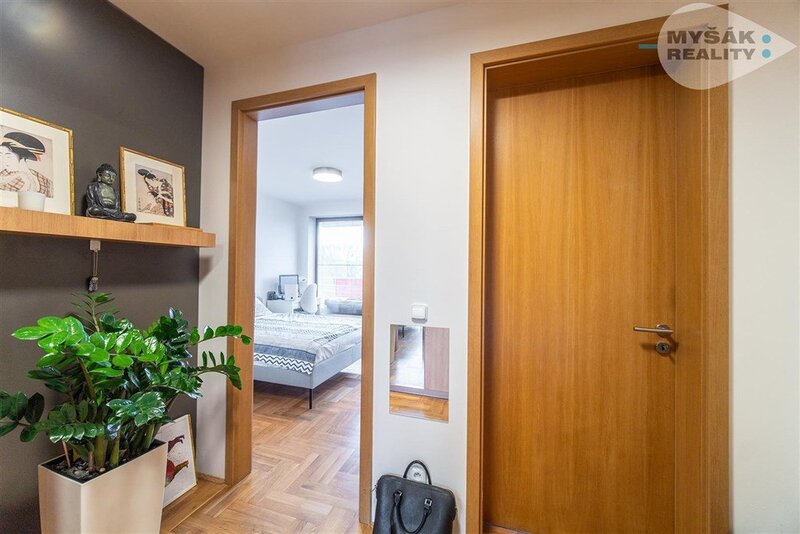 GARÁŽ, prodej bytu 2+kk s balkonem a samostatnou garáží, ulice Lucinková 584/4, Hostavice Praha 9