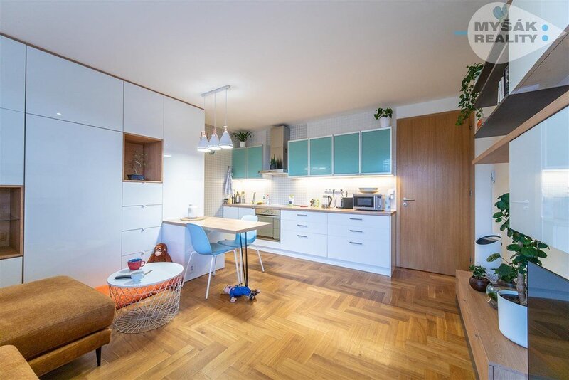 GARÁŽ, prodej bytu 2+kk s balkonem a samostatnou garáží, ulice Lucinková 584/4, Hostavice Praha 9