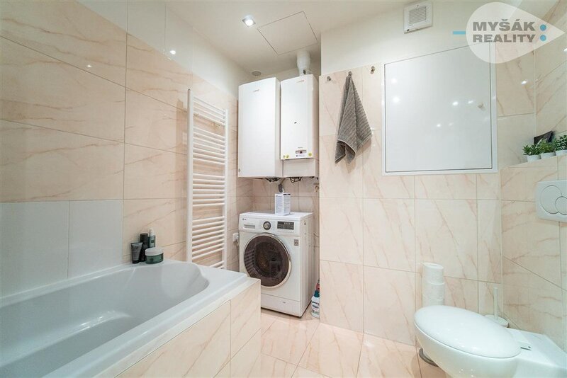 GARÁŽ, prodej bytu 2+kk s balkonem a samostatnou garáží, ulice Lucinková 584/4, Hostavice Praha 9