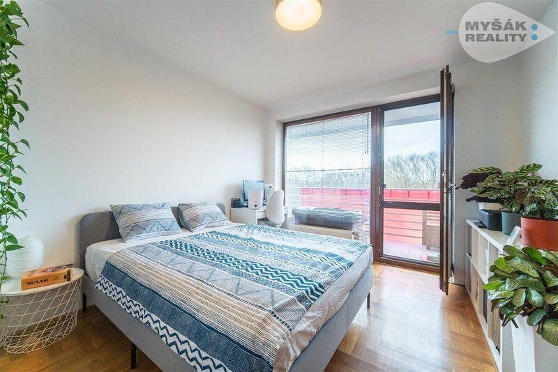 GARÁŽ, prodej bytu 2+kk s balkonem a samostatnou garáží, ulice Lucinková 584/4, Hostavice Praha 9