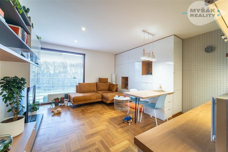 GARÁŽ, prodej bytu 2+kk s balkonem a samostatnou garáží, ulice Lucinková 584/4, Hostavice Praha 9