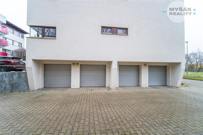 GARÁŽ, prodej bytu 2+kk s balkonem a samostatnou garáží, ulice Lucinková 584/4, Hostavice Praha 9