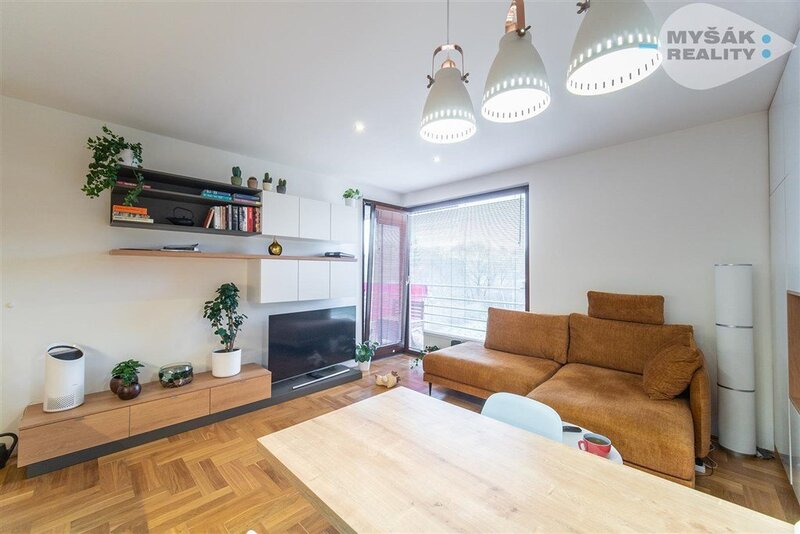 GARÁŽ, prodej bytu 2+kk s balkonem a samostatnou garáží, ulice Lucinková 584/4, Hostavice Praha 9