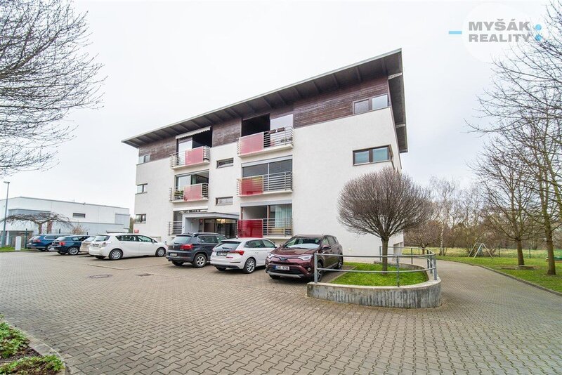 GARÁŽ, prodej bytu 2+kk s balkonem a samostatnou garáží, ulice Lucinková 584/4, Hostavice Praha 9