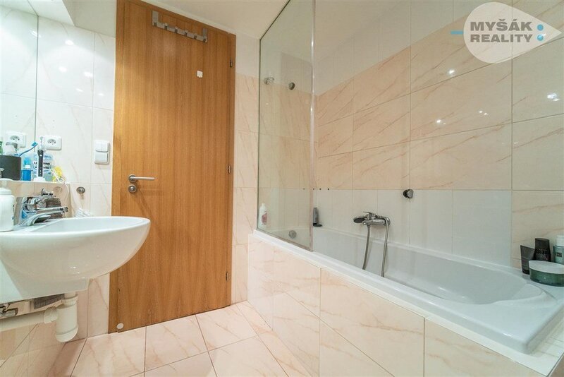 GARÁŽ, prodej bytu 2+kk s balkonem a samostatnou garáží, ulice Lucinková 584/4, Hostavice Praha 9