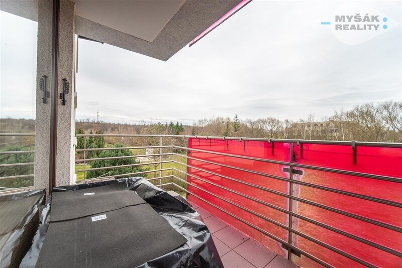 GARÁŽ, prodej bytu 2+kk s balkonem a samostatnou garáží, ulice Lucinková 584/4, Hostavice Praha 9