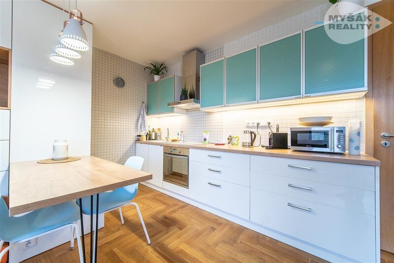 GARÁŽ, prodej bytu 2+kk s balkonem a samostatnou garáží, ulice Lucinková 584/4, Hostavice Praha 9