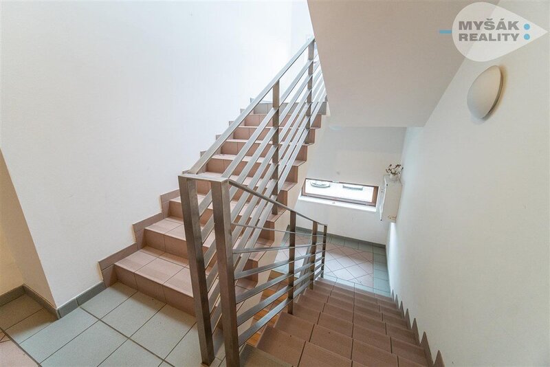 GARÁŽ, prodej bytu 2+kk s balkonem a samostatnou garáží, ulice Lucinková 584/4, Hostavice Praha 9