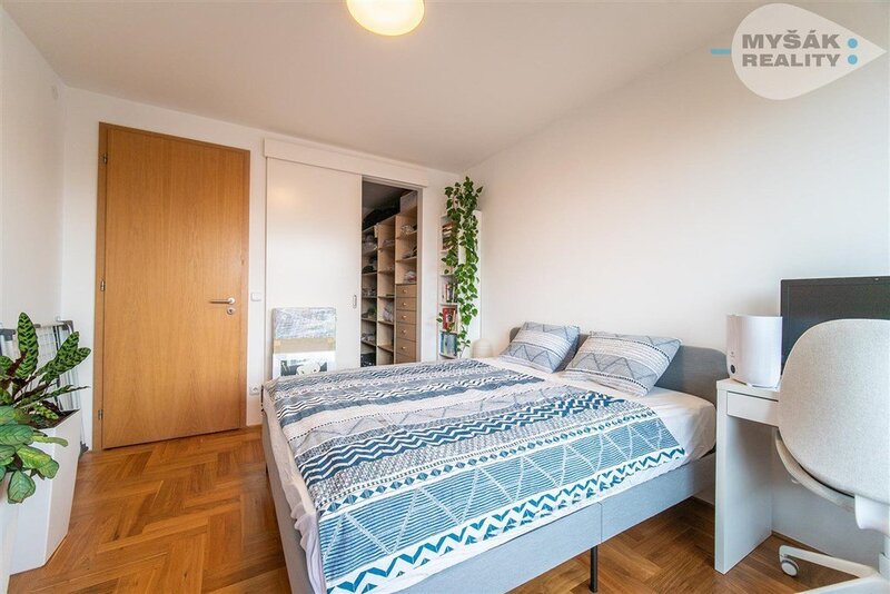 GARÁŽ, prodej bytu 2+kk s balkonem a samostatnou garáží, ulice Lucinková 584/4, Hostavice Praha 9